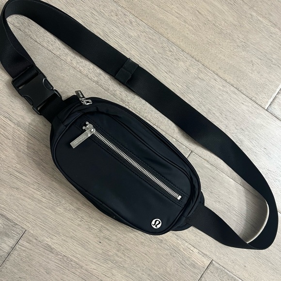 Lululemon Wunderlust Belt Bag Black 1.8L - Picture 3 of 3